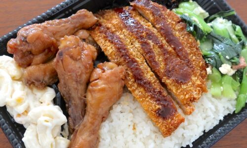 那覇のお弁当屋さん「むんじゅる弁当」でポスト照り焼きチキン入りの600円弁当