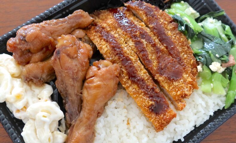 那覇のお弁当屋さん「むんじゅる弁当」でポスト照り焼きチキン入りの600円弁当