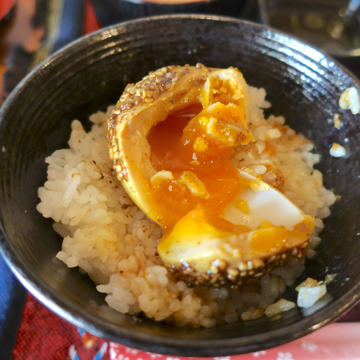 半熟玉子を崩して