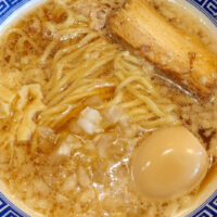豊見城「新潟発祥なおじ 沖縄一号店」でオリジナルの中太麺がおいしい背脂中華味玉