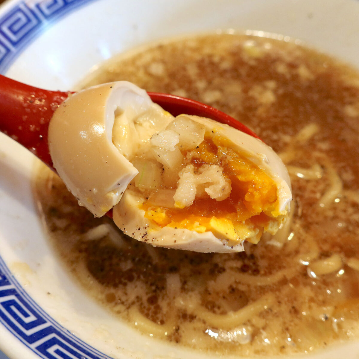 味玉は背脂と玉ねぎを添えて