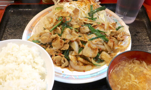 那覇「あけぼのラーメン」のお気に入りメニュー・豚バラ香味醤油炒めでインフレを考える