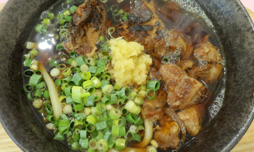 那覇・曙「元祖やみつき炙り肉うどん ひろっぺ」で軟骨ソーキ&牛すじが入ったMIX肉うどん