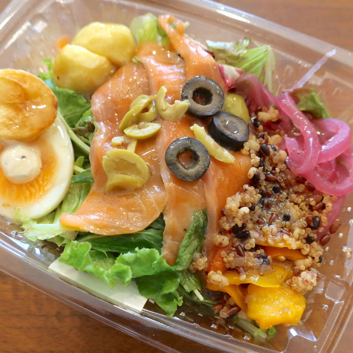 スモークサーモンのニース風サラダボウル（702円）