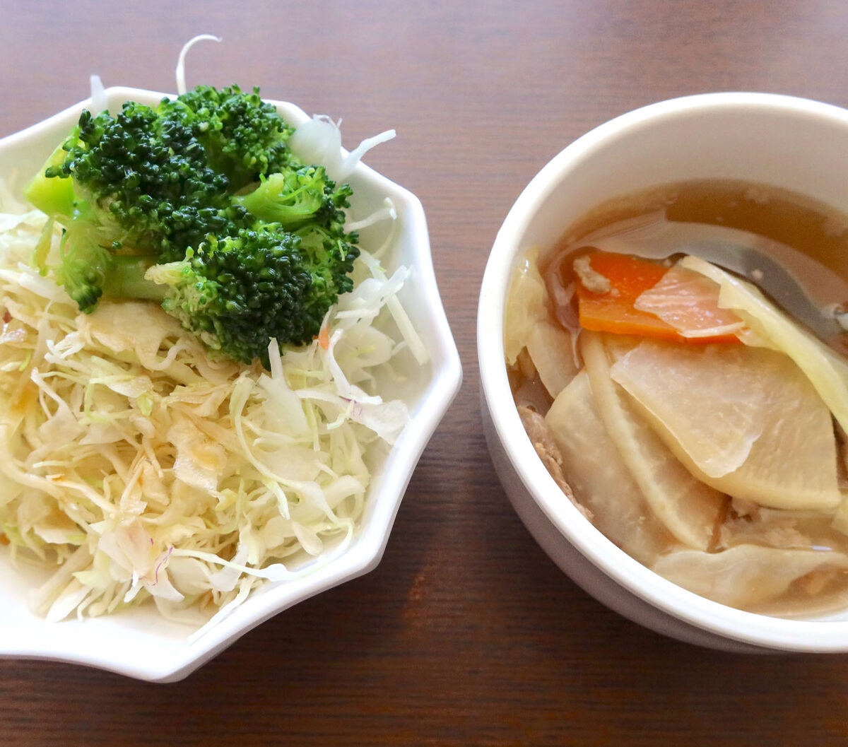 サラダと牛汁