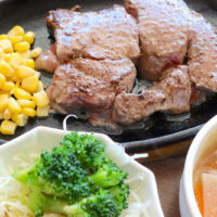 「ステーキハウス 88Jr. 真嘉比店」で馬肉テンダーロインステーキ 200g