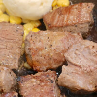 「吉野家」でステーキ！ 特製オニオンソースで食べる極旨牛鉄板ステーキ定食