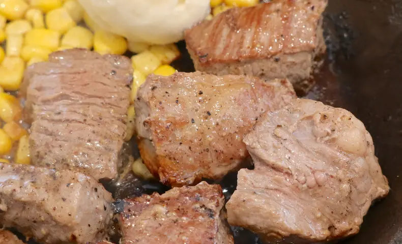 「吉野家」でステーキ！ 特製オニオンソースで食べる極旨牛鉄板ステーキ定食