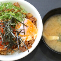 タレがリニューアルしたらしい「松屋」の牛ビビン丼は生野菜玉子セットがオススメ