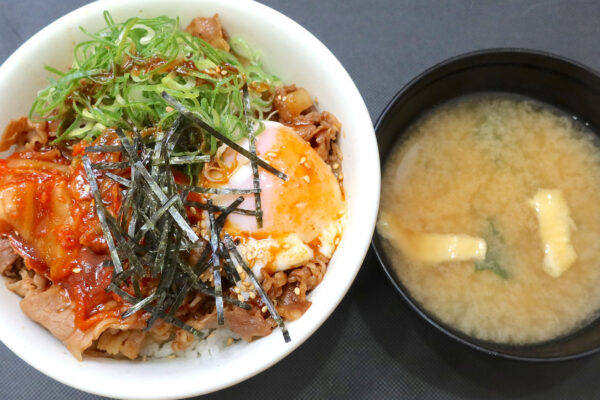タレがリニューアルしたらしい「松屋」の牛ビビン丼は生野菜玉子セットがオススメ
