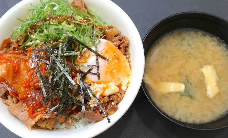 タレがリニューアルしたらしい「松屋」の牛ビビン丼は生野菜玉子セットがオススメ