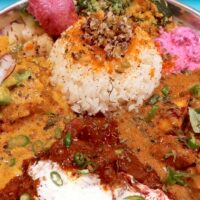 首里でスパイス充!「咖喱遊戯(かれーゆうぎ)」でさつま芋のチキンカレー&ソーキ・ヴィンダルー&海老マスタードカレーの3種がけ