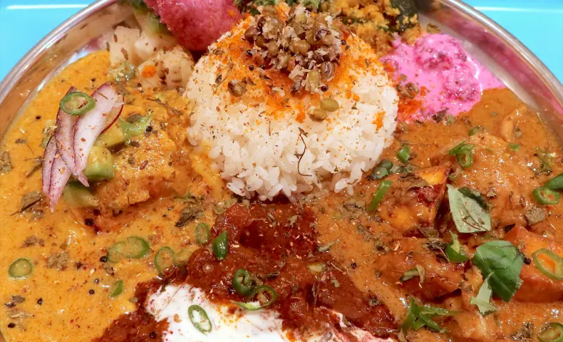 首里でスパイス充！「咖喱遊戯（かれーゆうぎ）」でさつま芋のチキンカレー＆ソーキ・ヴィンダルー＆海老マスタードカレーの３種がけ