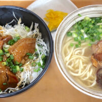 那覇・港町「本家 亀そば」で沖縄そば付きでボリューム満点の特製三枚肉丼