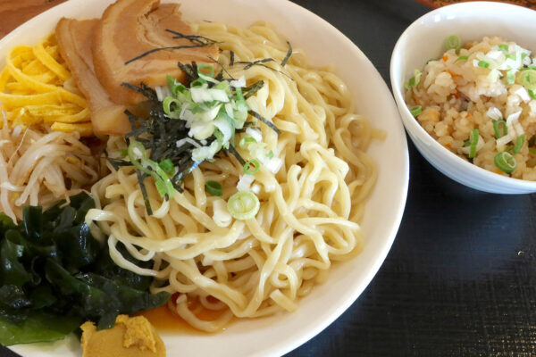 今年最後の冷やし中華？ 「東江そば」で冷やし中華そば＆平日ランチ限定半じゅーしー