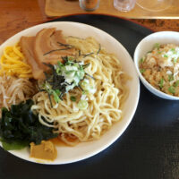 冷やし中華そば(1,100円)&平日ランチ限定半じゅーしー(100円)