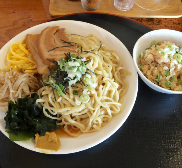 冷やし中華そば（1,100円）＆平日ランチ限定半じゅーしー（100円）