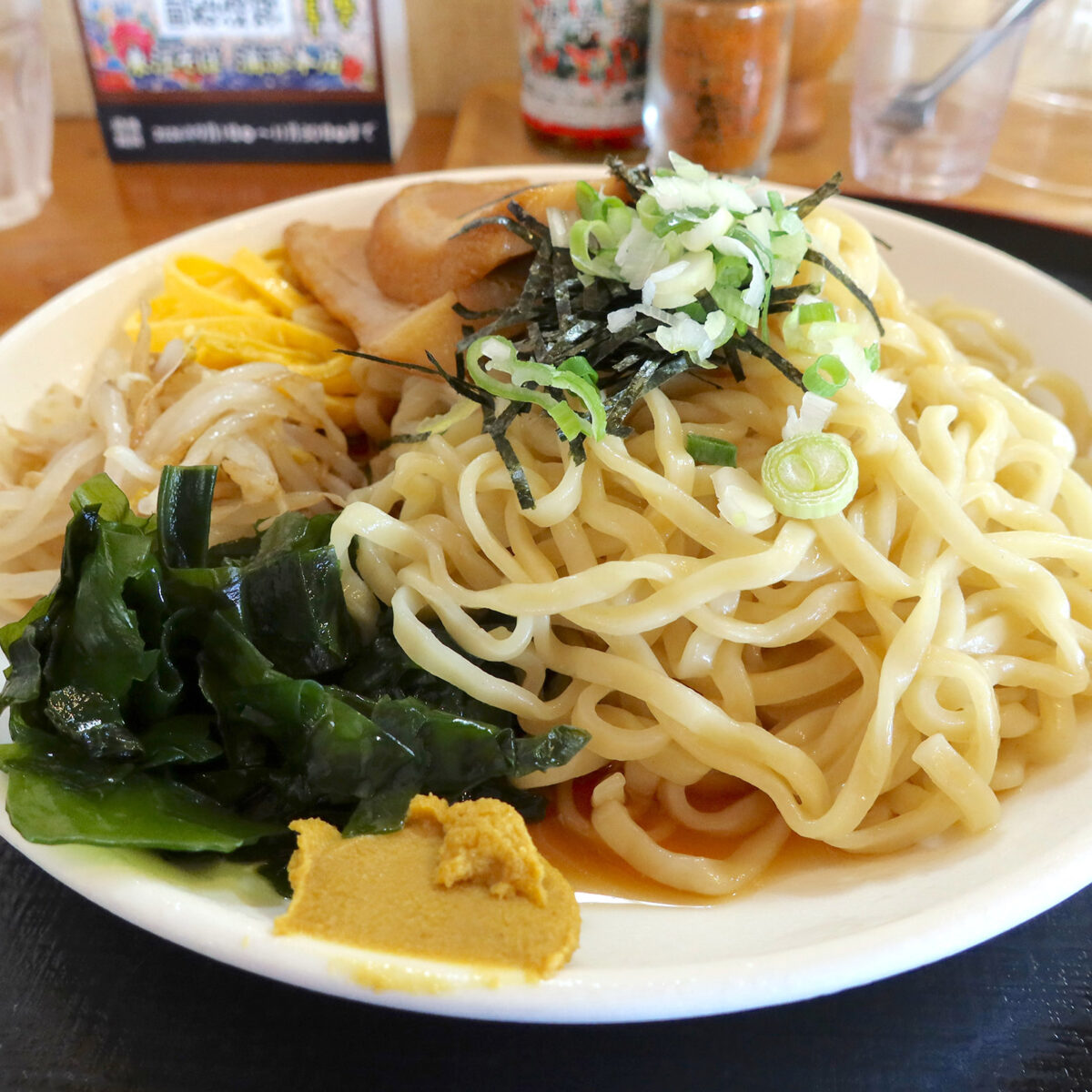 麺たっぷり&でっかい三枚肉
