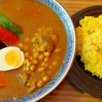 辛い中にも黒糖の甘みあり！ 首里「あじとや」で軟骨ソーキカレー＋豆トッピング