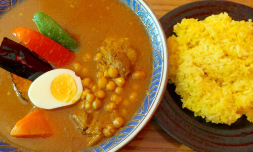 辛い中にも黒糖の甘みあり! 首里「あじとや」で軟骨ソーキカレー+豆トッピング