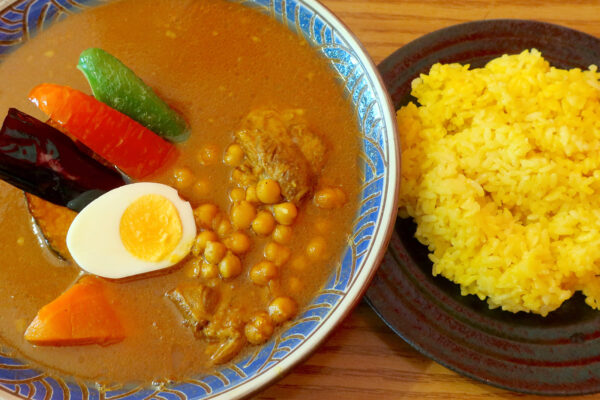 辛い中にも黒糖の甘みあり！ 首里「あじとや」で軟骨ソーキカレー＋豆トッピング