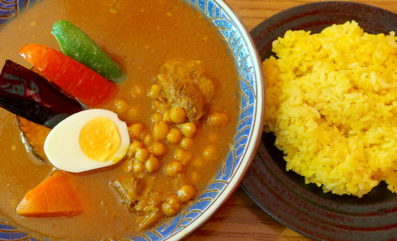 辛い中にも黒糖の甘みあり! 首里「あじとや」で軟骨ソーキカレー+豆トッピング