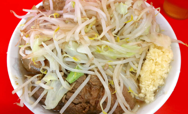沖縄の公式二郎「ラーメン二郎 沖縄店」の豚増ラーメンは小でもすごいボリュームだった!