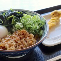 丸亀製麺で肉玉ぶっかけうどん＋今帰仁エリンギ天＆れんこん天