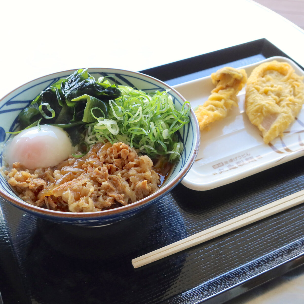 肉玉ぶっかけ 冷並（890円）＋今帰仁エリンギ天（120円）＆れんこん天（160円）