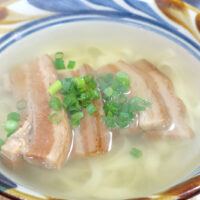 出汁がおいしい浦添「沖縄そば処 田多そば」の三枚肉そばアーサトッピング