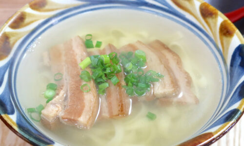 出汁がおいしい浦添「沖縄そば処 田多そば」の三枚肉そばアーサトッピング