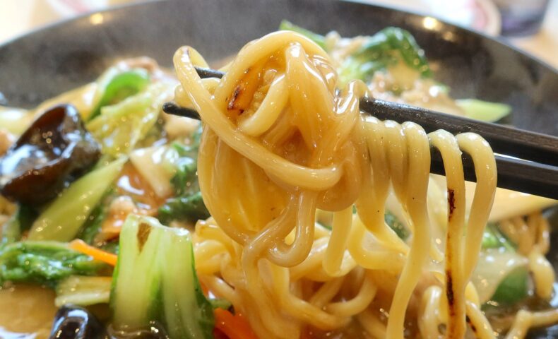 ロードサイドの「餃子の王将」で"夏穫れ"の青森県産にんにくを使ったにんにく激増し餃子&五目あんかけ焼きそば