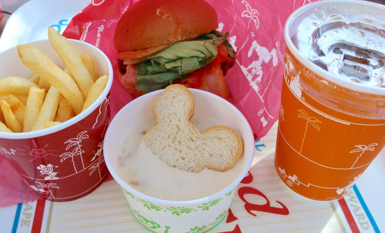 東京ディズニーシー「ケープコッド・クックオフ」でベーコンエッグバーガーセット＋シーフードチャウダー
