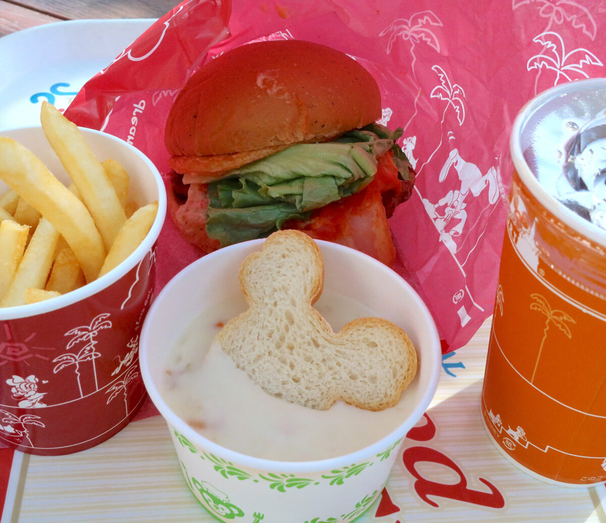 ベーコンエッグバーガーセット（1,440円）＋ニューイングランド・シーフードチャウダー（480円）