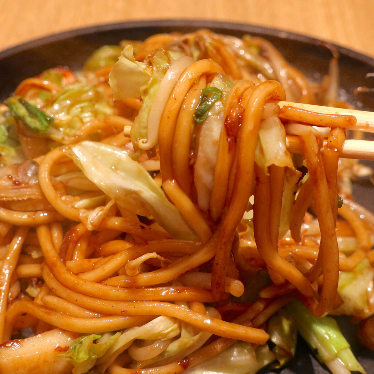 太麺に絡むソース