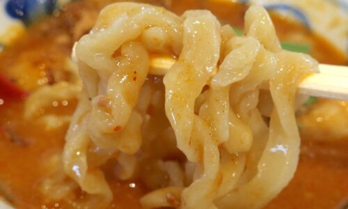 那覇・寄宮「牛そば焼肉しんちゃん」でむちむちの麺がおいしい麻辣ホルモンつけ麺