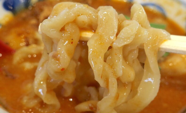 那覇・寄宮「牛そば焼肉しんちゃん」でむちむちの麺がおいしい麻辣ホルモンつけ麺