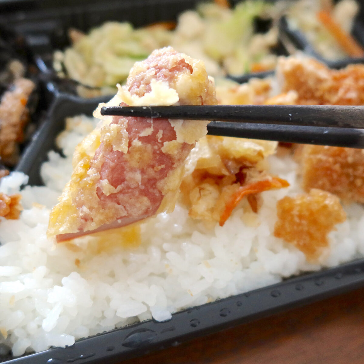 魚肉ソーセージに衣をつけて一品