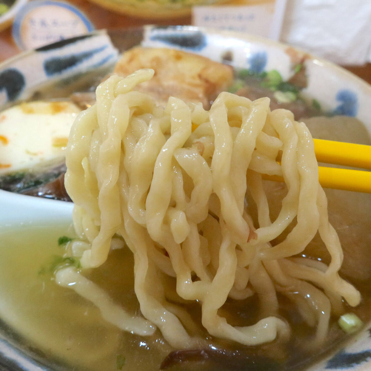 柔らかめな縮れ麺
