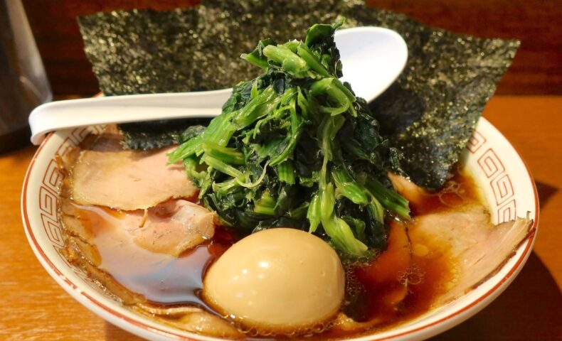 那覇・曙「麺処 みな家」で限定・とり醤油らーめん+チャーシュー&ほうれん草増し