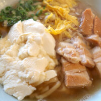 浦添・メイクマン２階「縁そば」でゴロゴロ肉のゆし豆腐そば