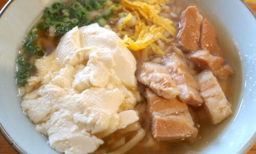 浦添・メイクマン２階「縁そば」でゴロゴロ肉のゆし豆腐そば