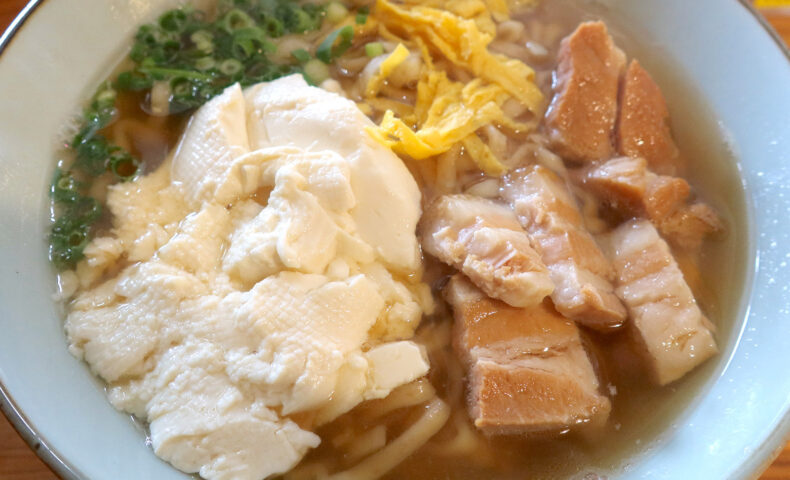 浦添・メイクマン２階「縁そば」でゴロゴロ肉のゆし豆腐そば