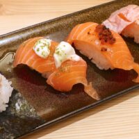 「スシロー」で生サーモン創作4種盛り＆納得の油そば