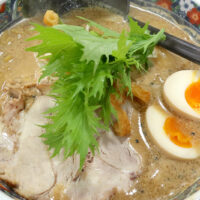 那覇「北海道らーめん奥原流 追風丸」で赤味噌ラーメン 大盛+味玉