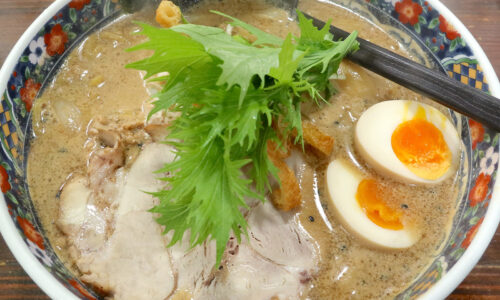 那覇「北海道らーめん奥原流 追風丸」で赤味噌ラーメン 大盛+味玉