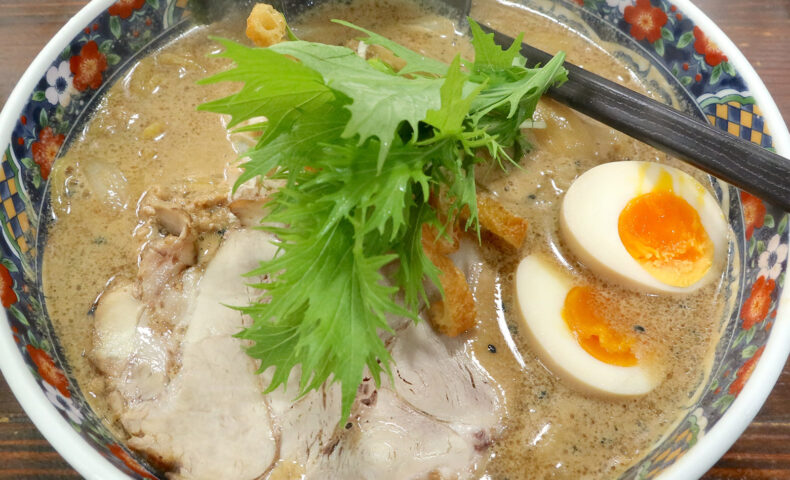 那覇「北海道らーめん奥原流 追風丸」で赤味噌ラーメン 大盛＋味玉