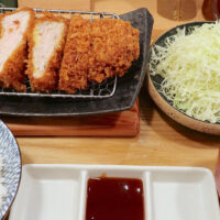 那覇「とんかつ太郎 小禄バイパス店」で分厚いお肉がおいしい極上ロースかつ定食