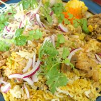 那覇「タマニカレー」にビリヤニ登場！ サラダ＆副菜付・きのことチキンビリヤニ