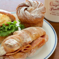 那覇・真嘉比「BAKERY LAB Stay Gold」でやっぱりおいしいたまごサンド＆ベーコンリュスティック＆クロッフィン キャラメル